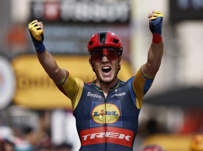 Danski kolesar Mads Pedersen je še pred letošnjim poletjem nosil dres ekipe Trek-Segafredo, za Tour pa je že oblekel dres ekipe Lidl-Trek. Gre za isto ekipo z novim glavnim sponzorjem. | Foto: Reuters