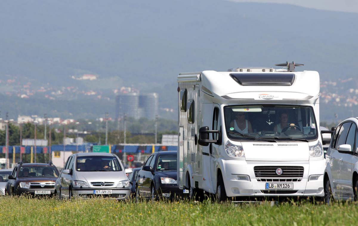 avtodom Hrvaška | Tujci so bili skriti pod posteljo, v omarah in predalih. | Foto STA