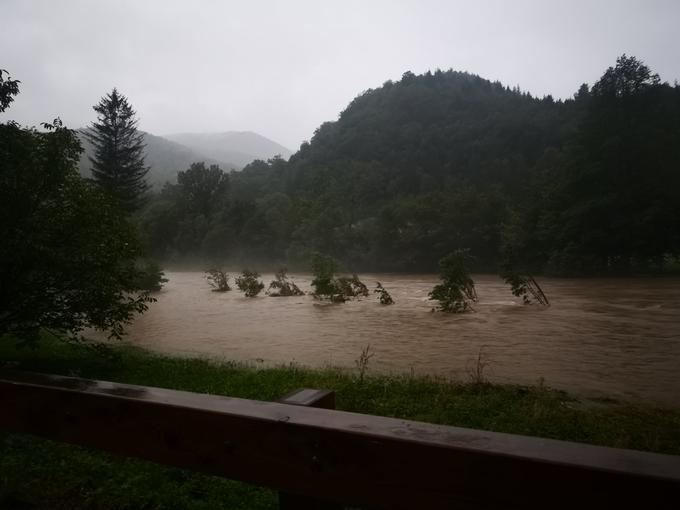 Vse to pomeni, da bodo reke na območjih, kjer bo padlo največ dežja, spet močneje narasle in verjetno tudi poplavile, pravijo pri Meteoinfo. Fotografija je iz občine Osilnica, nastala pa je med avgustovskimi poplavami. | Foto: Občina Osilnica