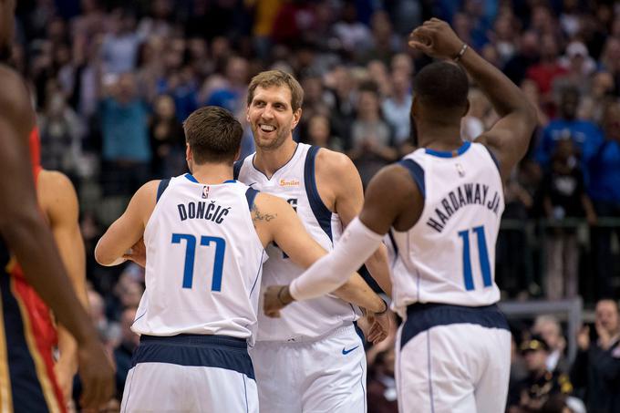 Dirk Nowitzki je postal strelec št. 6 vseh časov v ligi NBA ravno po košu, ko mu je podal Luka Dončić. | Foto: Reuters