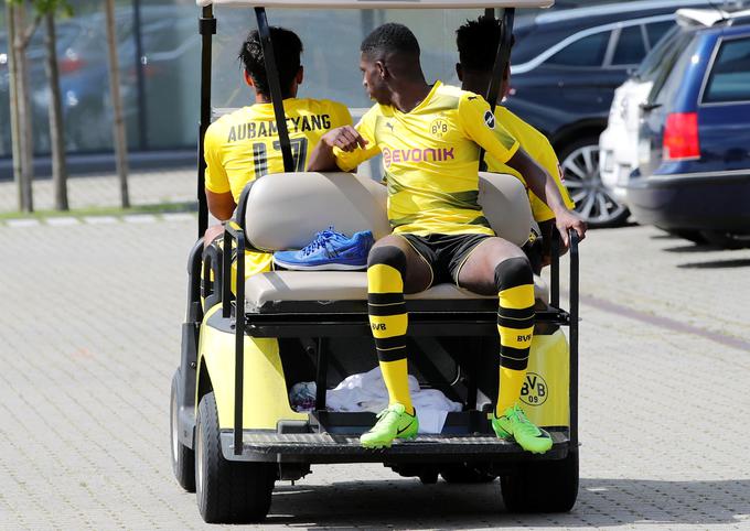 Tako je najboljši strelec Borussie Pierre-Emerick Aubameyang "odpeljal" Ousmaneja Dembeleja. | Foto: Reuters