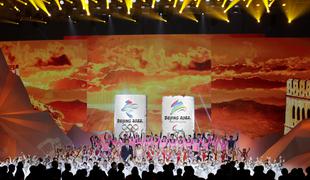 Peking s fanfarami predstavil olimpijske simbole #foto #video