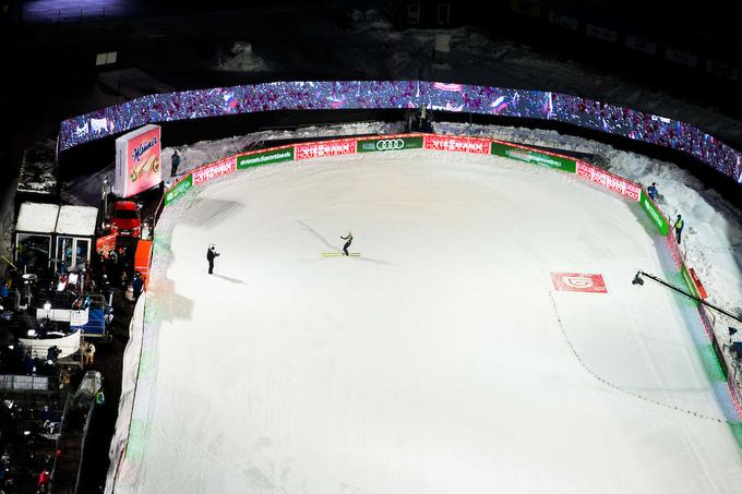 Skakalci ne morejo še bolj čustveno doživeti dolgih poletov. Gledalci so tisti, ki jim po žilah spustijo dodatno dozo adrenalina. | Foto: Vid Ponikvar