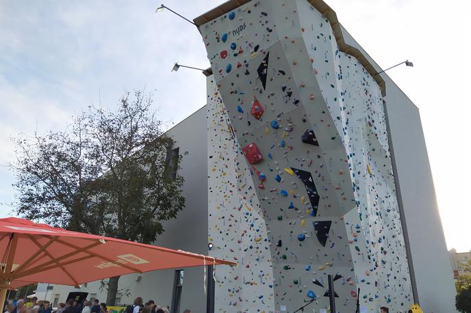 Plezalni center Ljubljana | Plezalno steno pa so pred uradnim odprtjem že preizkusili tudi slovenski reprezentanti. | Foto Izabela Ravnikar/STA