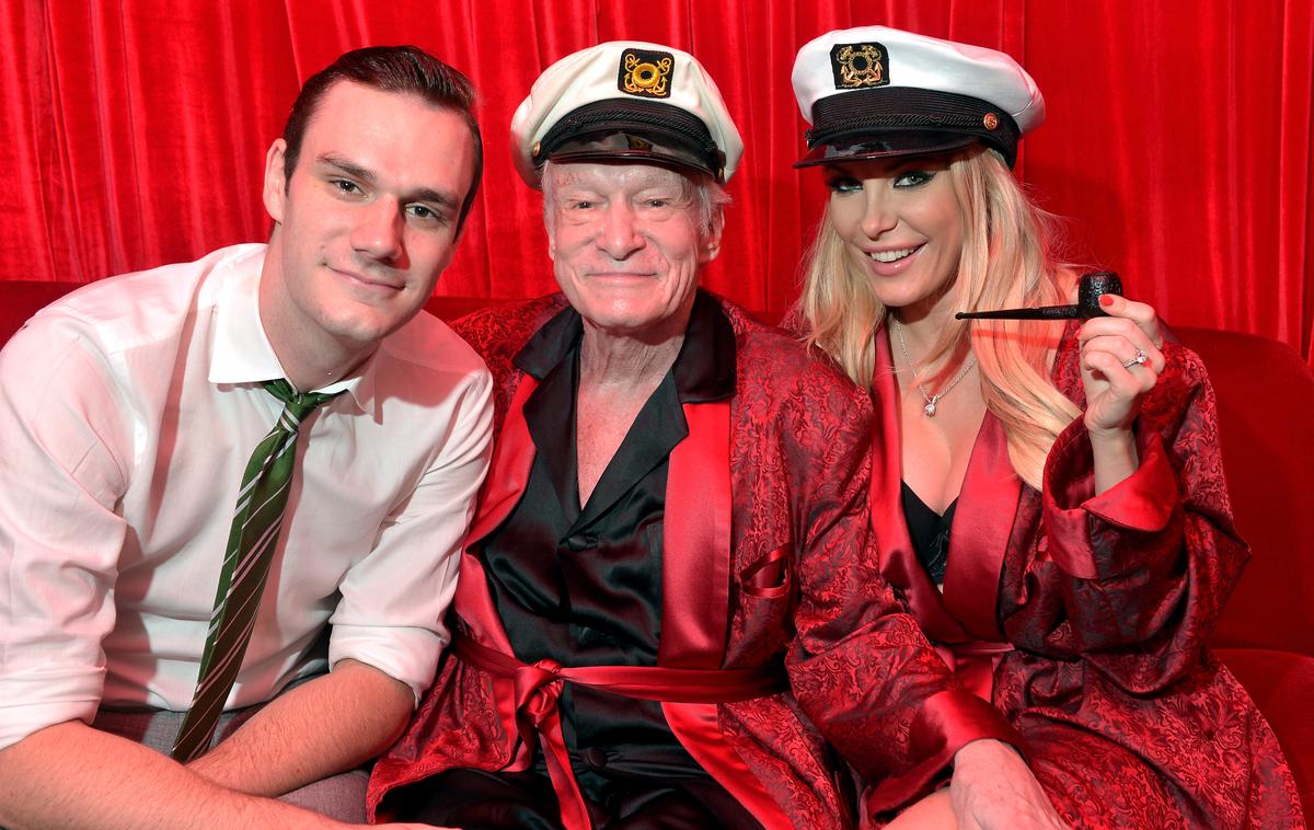 Cooper Hefner in Hugh Hefner | Cooper z očetom Hughom in njegovo zadnjo ženo Crystal. | Foto Getty Images