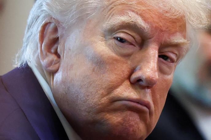 Donald Trump | Ameriški predsednik Donald Trump je v luči trgovinske vojne posredno priznal, da bo v ZDA po novem na voljo manj prodajnih artiklov, ki bodo dražji, vendar vztrajal, da bodo carine veliko bolj prizadele Kitajsko. | Foto Reuters