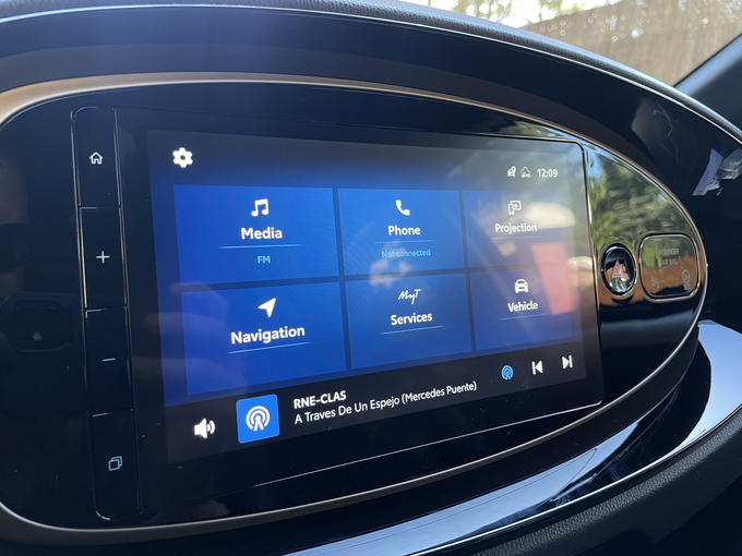 Aygo je bogato serijsko opremljen s številnimi varnostnimi pomagali. Njegov multimedijski sistem zna komunicirati tudi s sistemoma Apple Carplay in Android auto. | Foto: Gašper Pirman