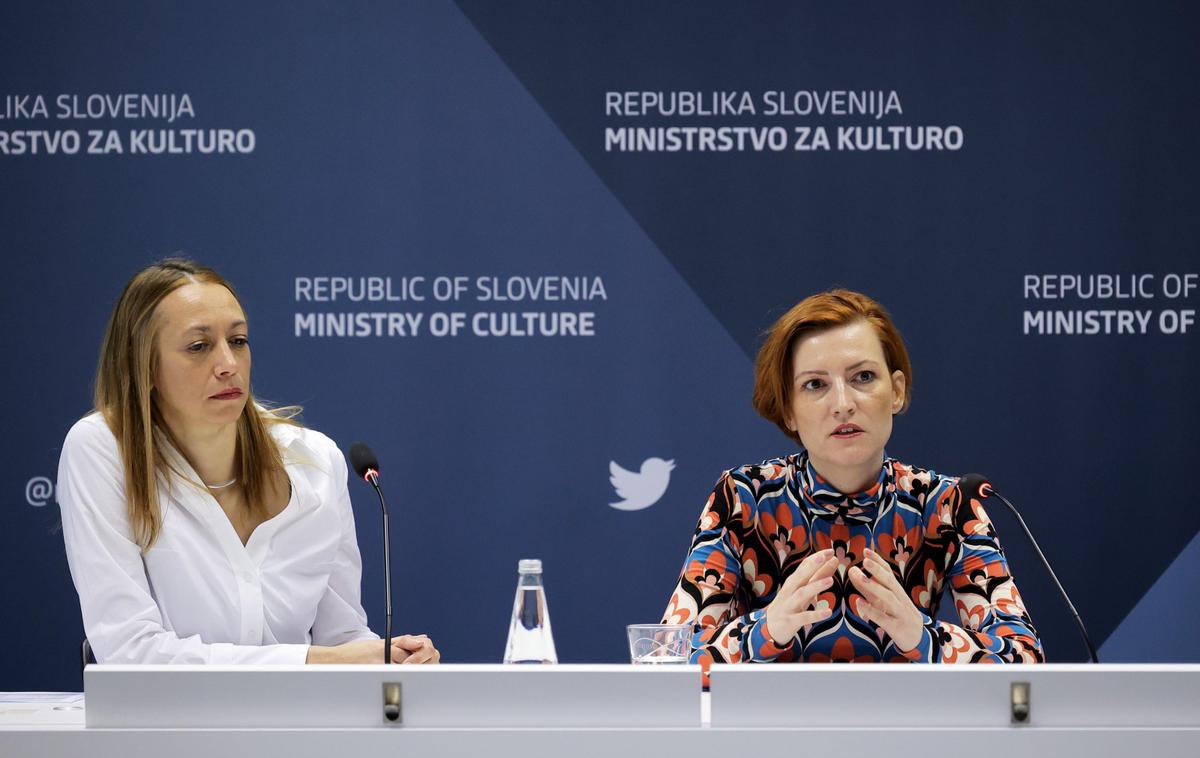 Novinarska konferenca, Bolonjski knjižni sejem: Katja Stergar, Asta Vrečko | Z Italijo tesno sodelujejo tudi pri prihajajočem nazivu Evropske prestolnice kulture, ki jo bosta prihodnje leto nosili Nova Gorica in Gorica. To bo še dodatno utrdilo sodelovanje med državama, je prepričana ministrica Asta Vrečko. | Foto Daniel Novakovič/STA