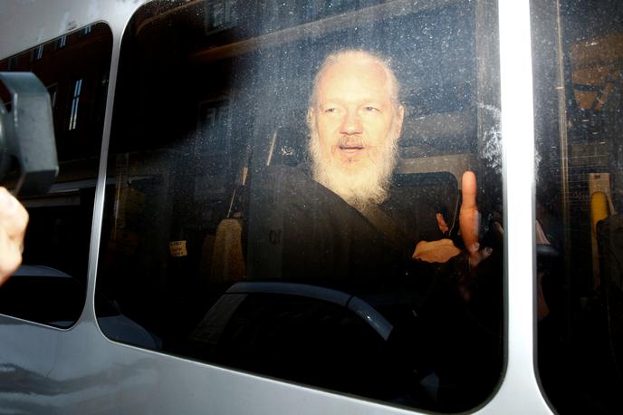 Julian Assange | Julian Assange v policijskem vozilu med prevozom na sodišče. | Foto Reuters