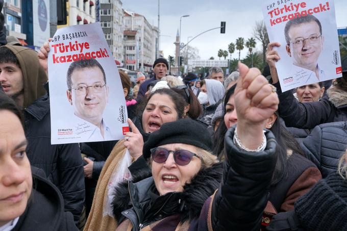 Kljub prepovedi demonstracij, ki so jo oblasti razglasile za prihodnje štiri dni, se je v bližini istanbulske policijske uprave, kamor so odvedli Imamogluja, zbralo več sto ljudi, ki so vlado pozivali k odstopu, navaja francoska tiskovna agencija AFP. | Foto: Reuters