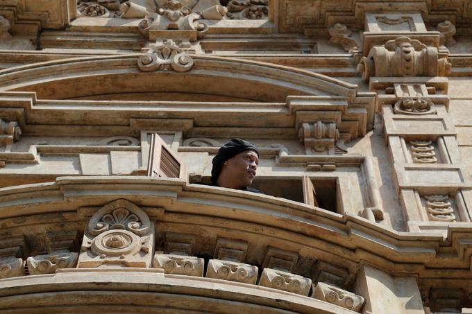 Hišni pripor je preživel v razkošnem hotelu. | Foto: Reuters