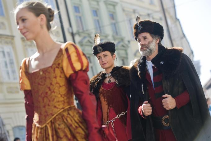 Srednjeveški dan se tradicionalno začne z veliko povorko srednjeveških plemičev, dam, vitezov in drugih značilnih likov srednjega veka.  | Foto: 