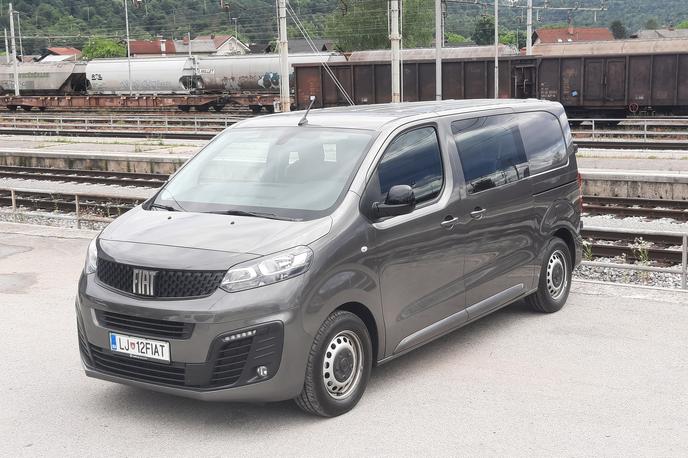 Fiat scudo | Skoraj pet metrov dolg scudo je postavljen na komercialne gume 215/65 R16C na jeklenih platiščih. Stekli v sprednjih vratih se pomikata varnostno na dotik, v drugi vrsti sta nepomični. | Foto Aleš Črnivec