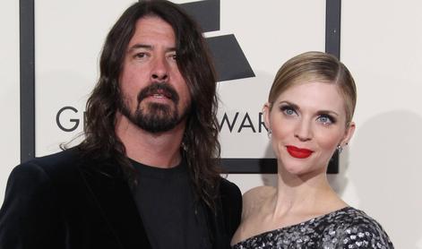 Frontman skupine Foo Fighters prevaral ženo in dobil otroka z drugo