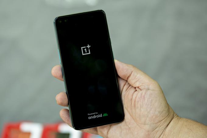 OnePlus Nord nima najhitrejšega procesorja in se zato po hitrosti ne more primerjati s premijskimi bratranci, a kljub temu nikakor ni počasen. | Foto: Ana Kovač