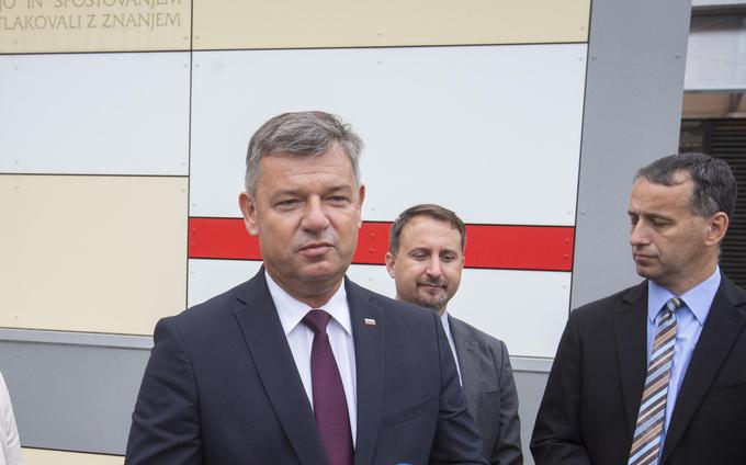 Učence je obiskal tudi minister za infrastrukturo v odhajanju Peter Gašperšič, ki je opozoril, da moramo na prometno varnost misliti vsi in vsak dan. | Foto: Bojan Puhek