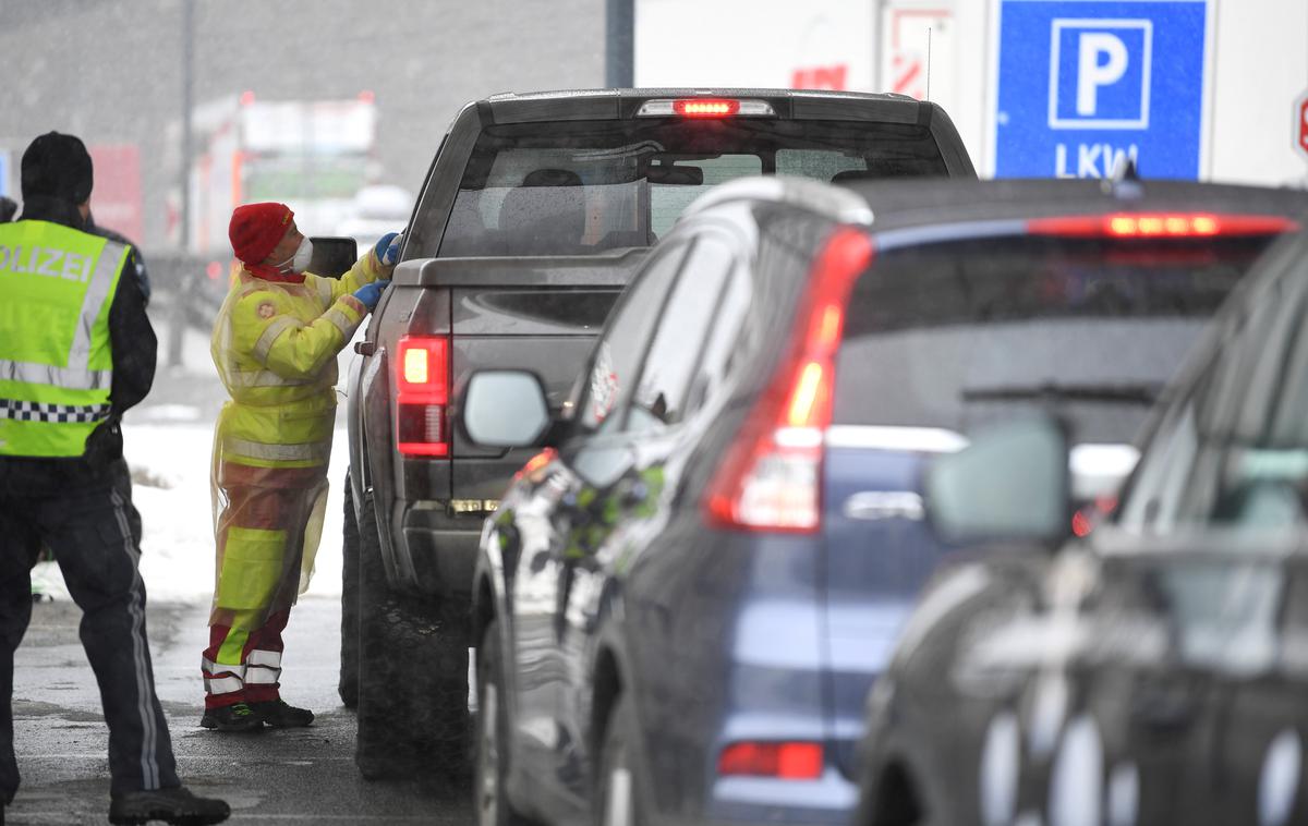 Mejni prehod | Meje med evropskimi državami se postopoma odpirajo. | Foto Reuters