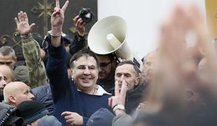 Množica protestnikov pridržanega Sakašvilija osvobodila iz policijskega vozila #foto