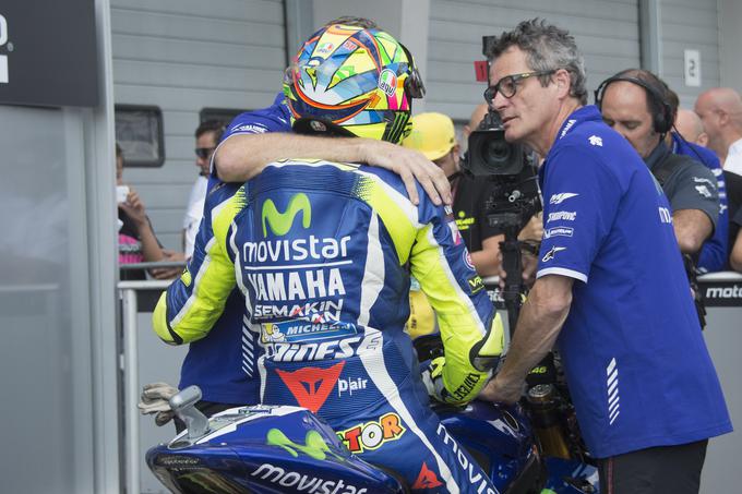 Rossi in Yamahini inženirji v spremenljivih razmerah tavajo v temi. | Foto: 