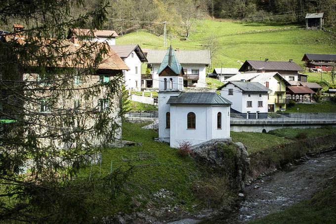 Kapela svete Barbare, zavetnice rudarjev, v Hudajužni v Baški grapi. Graditelji proge so jo postavili v zahvalo, ker še tako zahtevna gradnja Bohinjskega predora in Bohinjske proge ni terjala niti enega življenja. Baško grapo so v 16. stoletju poselili kmetje iz Innichena (danes San Candido) na Južnem Tirolskem, ker pa je bila zemlja na strmih pobočjih zelo zahtevna za obdelavo, so jih avstrijske oblasti oprostile davkov. Kako je Hudajužna dobila svoje nenavadno ime? Pravzaprav je Hudajužna ime pobočja nad vasjo, a se je sčasoma to ime prejelo tudi za vas, ki se je predhodno imenovala Podhudajužna. Sprva so menili, da je ime Hudajužna dobila zato, ker so prišli Turki na to območje v času kosila, a so zgodovinarji bolj naklonjeni razlagi, da prav tu v vsej dolini odjuga pride najprej. | Foto: Ana Kovač