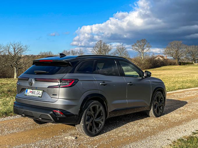 Renault je uporabil že poznan oblikovalski jezik in veliko stvari prenesel z uspešnega modela captur. | Foto: Gašper Pirman