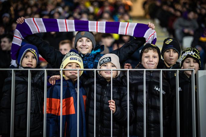 Večni derbi v Ljudskem vrtu si je ogledalo 7.500 gledalcev, med katerimi ni manjkalo mlajših ljubiteljev nogometa. | Foto: Jure Banfi/alesfevzer.com