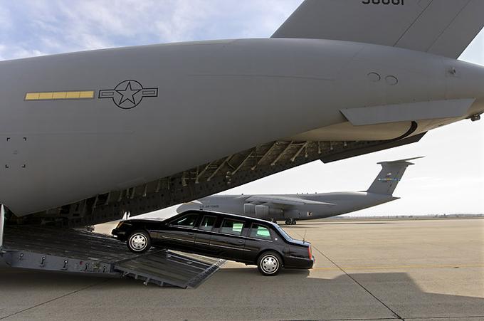 Zver je verjetno tudi edini avtomobil na svetu, ki ima svoje letalo – vojaško transportno letalo C-17 globemaster. Družbo mu delata še brat dvojček in oklepni chevrolet suburban kot spremljajoče komunikacijsko vozilo. | Foto: 