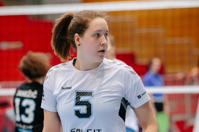 Eva Pogačar | Eva Pogačar ostaja članica Calcit Volleyja. | Foto Klemen Brumec