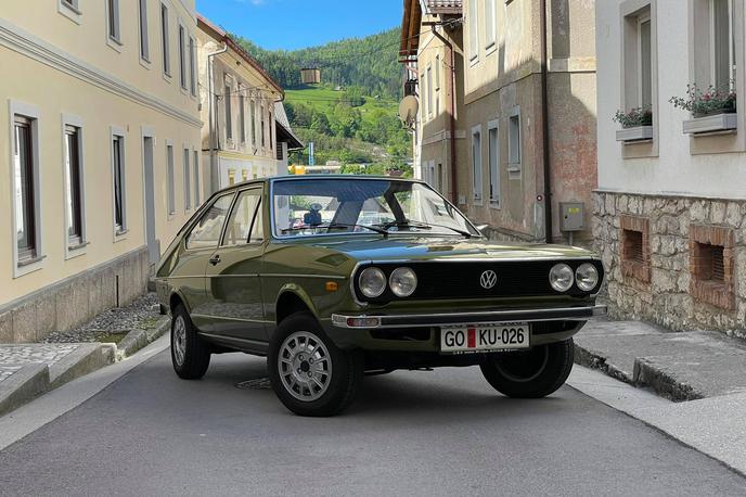 Volkswagen passat B1 | Rudarska ulica v Idriji je eden bolj znanih in slikovitih delov mesta. Ta passat zgodovinsko sodi prav v obdobje, ko so zaradi novejših tehnologij vse manj uporabljali živo srebro in je zato so leta 1977 začasno ustavili proizvodnjo v idrijskem rudniku.  | Foto Gregor Pavšič