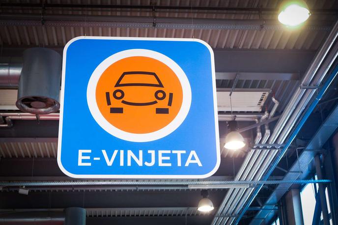 Vinjeta | Slovenija je vinjetni sistem uvedla s 1. julijem 2008. Sprva smo imeli vinjete v obliki cestninskih nalepk, od 1. februarja 2022 pa imamo le še elektronske vinjete. | Foto STA