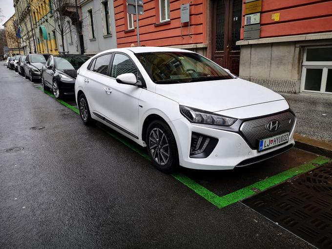 Polnjenje na javnih polnilnicah Elektro Ljubljana v središču prestolnice. Cena upošteva moč in čas polnjenja. V eni uri je baterija dobila 7,2 kWh elektrike, cena polnjenja je znašala 1,2 evra. Če bi odšteli še 70 centov, ki jih ni bilo treba nameniti za parkirnino, je bil realen strošek 50 centov. To je v primeru ioniqa zadoščalo za okrog 50 kilometrov dodatnega dosega. | Foto: Gregor Pavšič