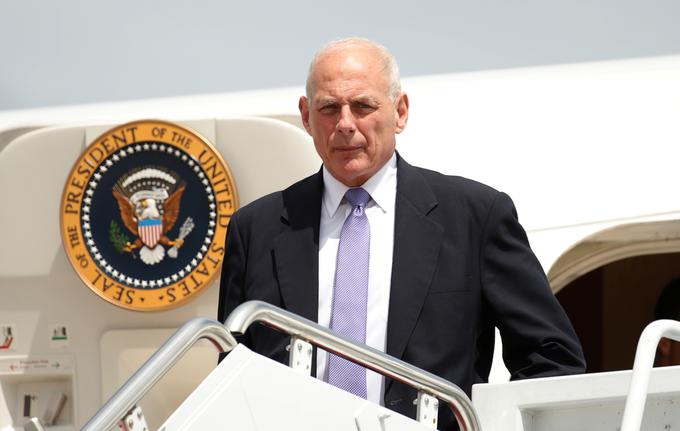 Že na samem začetku so imeli v Trumpovi vladi pomembno vlogo upokojeni generali. Eden od teh je upokojeni general marincev John Kelly, ki ga je Trump najprej izbral za vodenje ministrstva za domovinsko varnost. Konec julija je Kelly po odhodu Reincea Priebusa postal novi vodja osebja v Beli hiši. Po poročanju nekaterih medijev je on tisti, ki je zahteval od Trumpa, da odpusti Scaramuccija in Bannona. Kot kaže, bo imel Kelly zelo pomembno vlogo v Beli hiši in bo stvari vodil s trdo roko. | Foto: Reuters