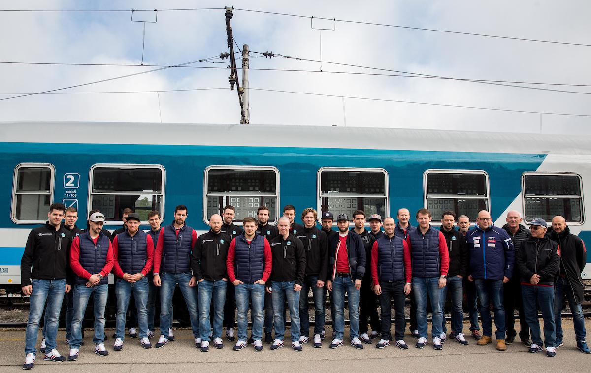 slovenska hokejska reprezentanca pot na Madžarsko | Foto Vid Ponikvar