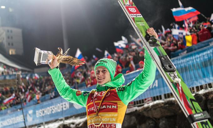 Peter Prevc in veliko veselje s slovenskimi navijači, ki so v velikem številu prišli v Bischofshofen. | Foto: Sportida