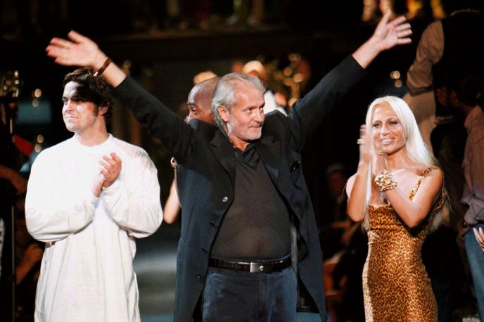 Gianni Versace, Donatella Versace | Gianni Versace s sestro Donatello po koncu modne revije v Milanu, 29. junija 1996. Ob njima stoji pevec Robbie Williams. | Foto Reuters