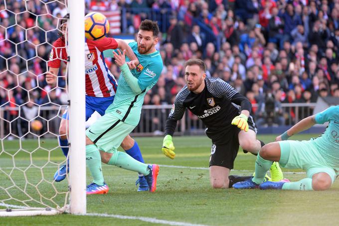 Najboljši slovenski nogometaš je proti Barceloni do zdaj le enkrat zmagal in sedemkrat izgubil. | Foto: Getty Images