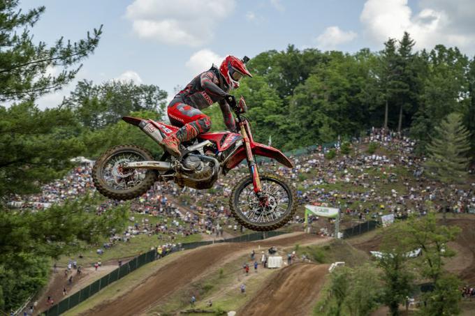 Tim Gajser je imel tudi letos v Maggiori kar nekaj podpore, gotovo bo navijačev še več 21. julija v Loketu na Češkem. | Foto: Honda Racing/ShotbyBavo