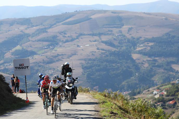 Primož Roglič Alejandro Valverde | Alejandro Valverde je na ciljnem vzponu 15. etape poskušal z napadom na Primoža Rogliča, a se je Zasavec nanj prilepil kot klop, tako da sta ciljno črto prevozila skupaj. | Foto Luis Angel Gomez/PhotogomezSport