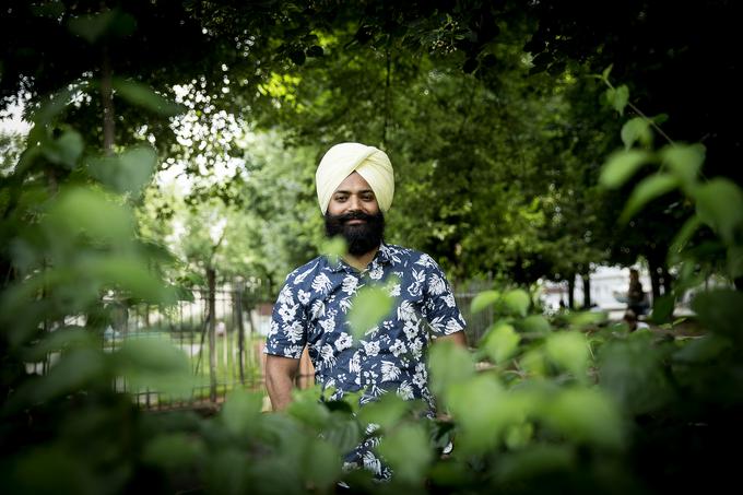 V Sloveniji se je Mehtab Singh naučil, da je mogoče živeti počasneje, kar v Indiji zamujajo, saj neprestano hitijo in bivajo v veliki tekmovalnosti. Starši vse življenje garajo za družino, ob tem pa pozabijo živeti svoje življenje." | Foto: Ana Kovač