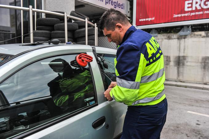 V starejše avtomobile lahko vstopijo s pomočjo zračnega meha in posebnega pripomočka, s katerim lahko dvignejo kljukico na vratih. | Foto: Gašper Pirman