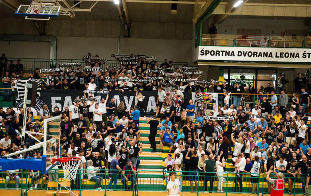 Krka : Partizan | V Novem mestu se je zbralo veliko podpornikov Partizana. | Foto Krka/Robi Verbajs