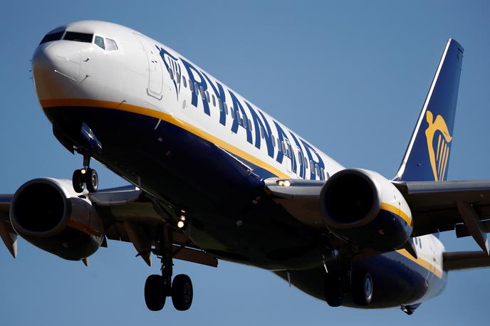 Ryanair | Irski nizkocenovni prevoznik Ryanair bo medtem za tri tedne ukinil četrtino letalskih povezav, večinoma tistih z Italijo. | Foto Reuters