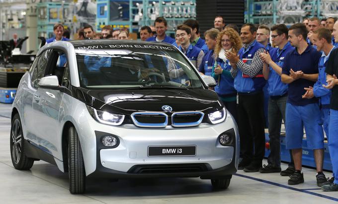 Delavci v tovarni BMW v Leipzigu. | Foto: Reuters