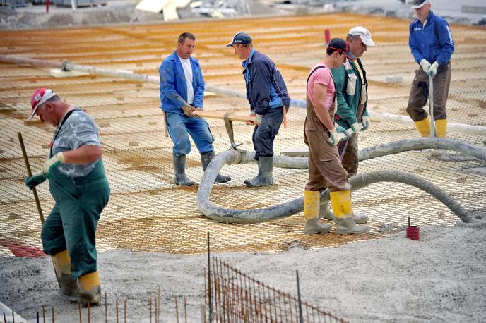 delavci, gradbeništvo | Po podatkih statističnega urada je z dohodkom, nižjim od praga revščine, lani živelo 52 tisoč takšnih, ki redno hodijo v službo. | Foto STA