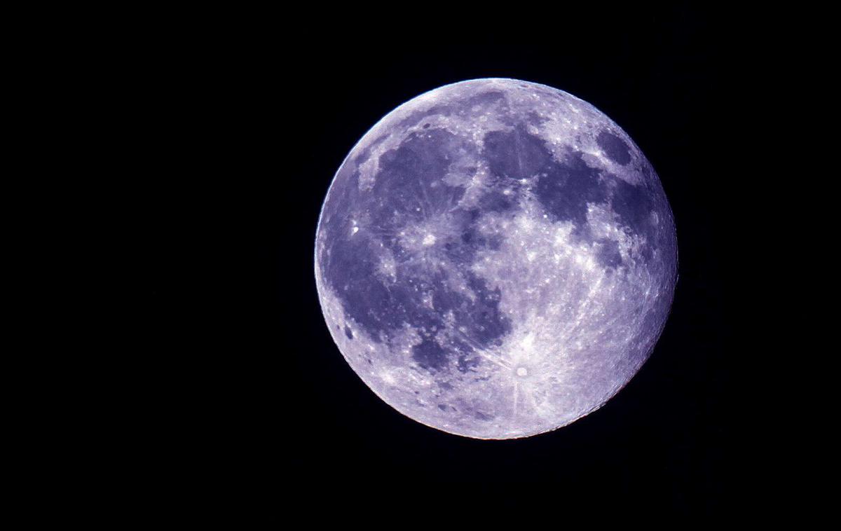 Super luna | Tokratna polna luna je bila redka kombinacija superlune in modre lune, kar ne pomeni, da je bila luna obarvana modro. Kot so pojasnili pri Nasi, je to v resnici poimenovanje za dve polni luni v enem mesecu ali za tretjo polno luno v enem letnem času s štirimi polnimi lunami. | Foto STA