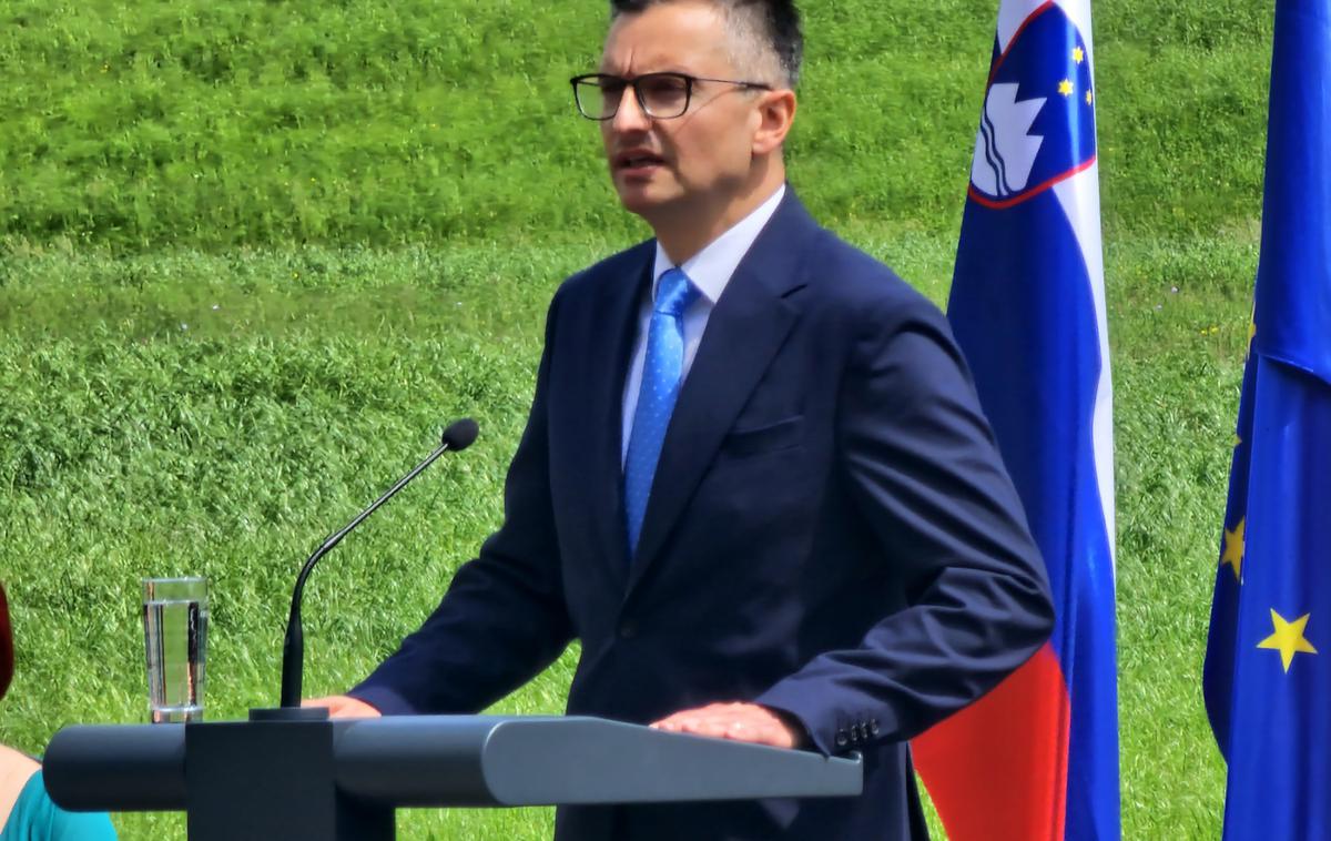 Marjan Šarec | "Slovenski narod je bil zlasti v 20. stoletju podvržen svetovnima vojnama ter poskusom potujčenja in uničenja, vendar se nismo nikoli predali," je izpostavil minister Marjan Šarec. | Foto Ministrstvo za obrambo RS/X