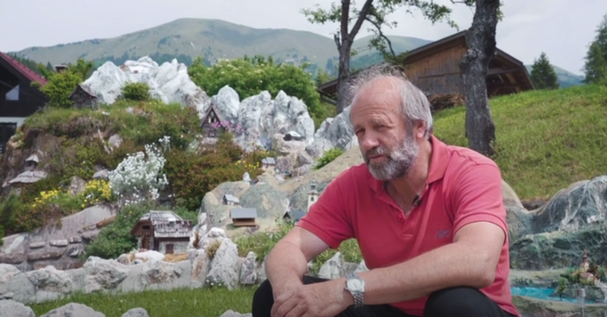 Cena Razingar pred domačo hišo v vasi Planina pod Golico že skoraj 40 let gradi Alpe v malem. Vsi vrhovi in planinski objekti so njegovo delo. | Foto: Siol.net/ A. P. K.