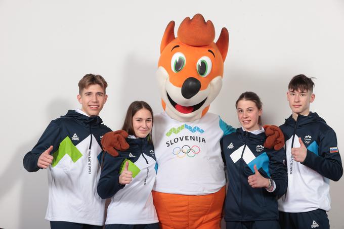 Slovenska ekipa v nordijski kombinaciji, ki je na mladinskih OI osvojila srebro na mešani ekipni tekmi.   | Foto: Olimpijski komite Slovenije – Združenje športnih zvez