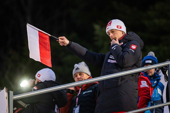 Thomas Thurnbichler pravi, da bi, v dobro športa in tekmovalca, Dawida Kubackega v finalu še enkrat poslal z zaletne rampe in počakal na nekoliko boljše razmere. | Foto: Guliverimage/Vladimir Fedorenko