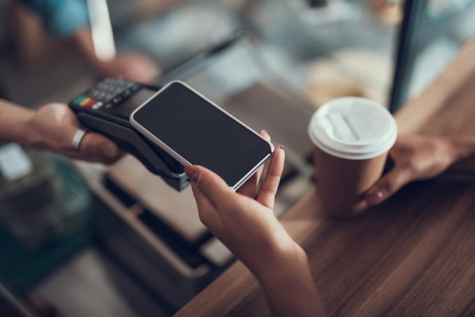 21 odstotkov Slovencev je za svojo najbolj priljubljeno metodo plačevanja v prihodnjih petih letih izbralo mobilni telefon.  | Foto: Getty Images